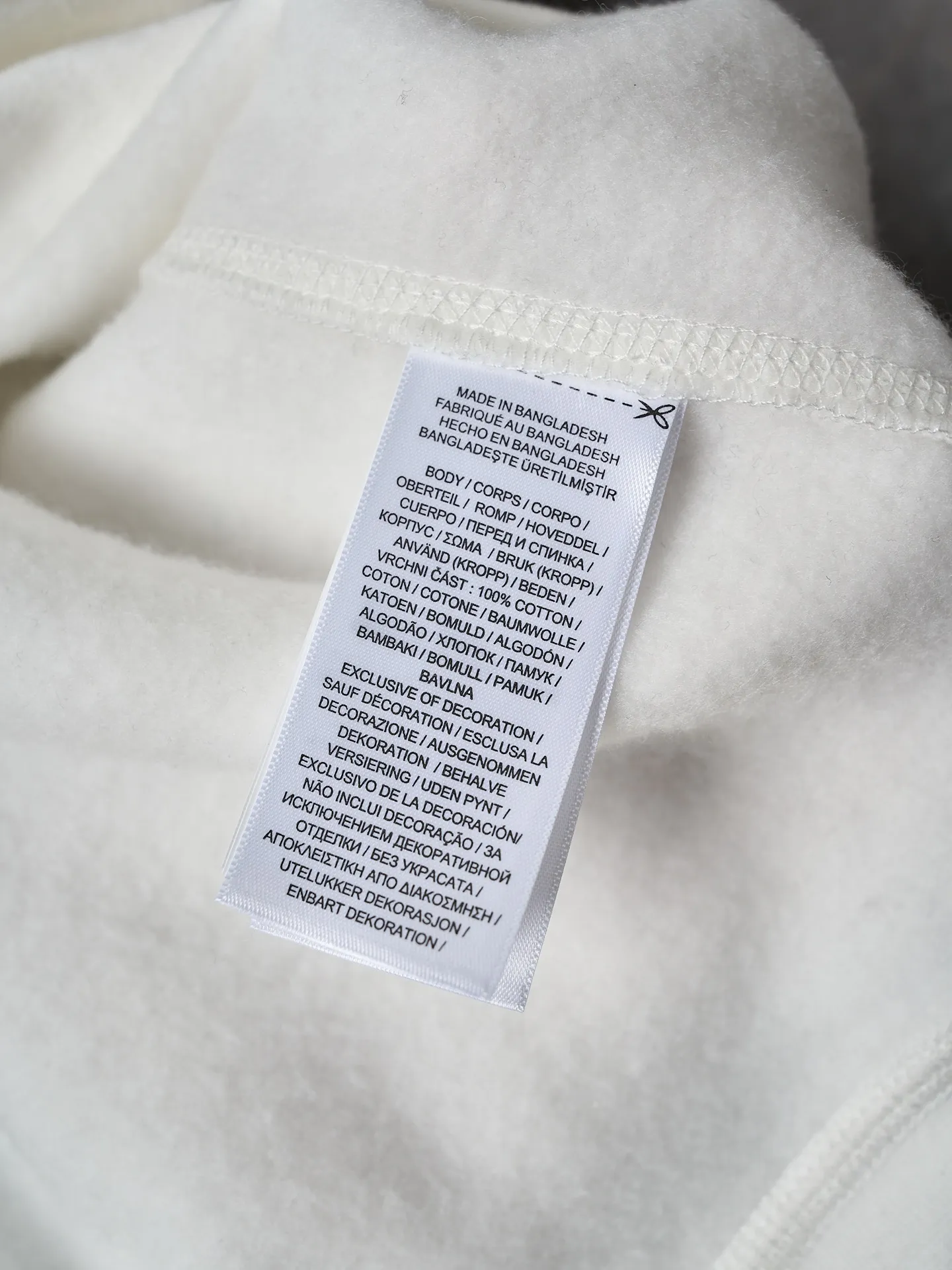 P290 Actual auction】Ralph Lauren/Ralph Lauren solid color pony logo embroidered round neck sweatshirt (white) [Ready stock] S M L XL custom cloud-like honey cotton fleece sweatshirt material with delicate feel and comfortable skin fit. Dressed in pure white, it exudes an innate elegance. The exquisite indigo pony logo is embellished. It is highly recognizable. It has an atmosphere of freedom and vitality. A symphony of pure and smart colors. Use extreme simplicity to outline high-end silhouettes, become the smart focus of vision, and show taste in silence. Use imported machine embroidery technology. Use advanced computer control systems and precision mechanical components to achieve the iconic pony embroidery operation. High precision. The lines are smooth and delicate. Adopt Hasuo technology and use specific machines to sew. Hasuo has high fastness and adds visual effects. It is time-consuming and labor-intensive. The fabrics have been washed and have a better texture. They are not easy to deform and are not easy to shrink. Not easy to fade, maintain long-term beauty, and fit well.